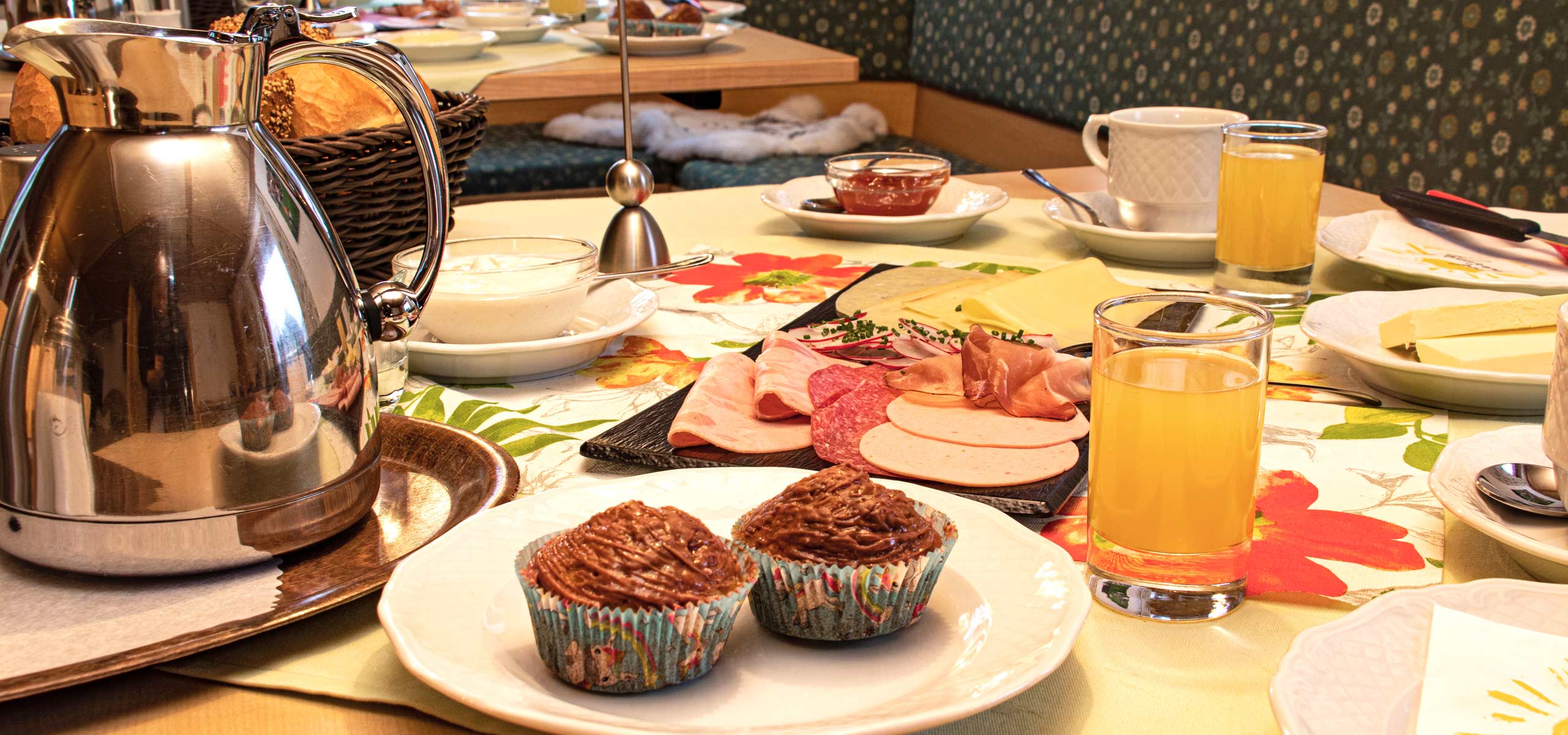 Allgäuer Vollwert Frühstück, mit eigenen Produkten, Eiern, Marmelade